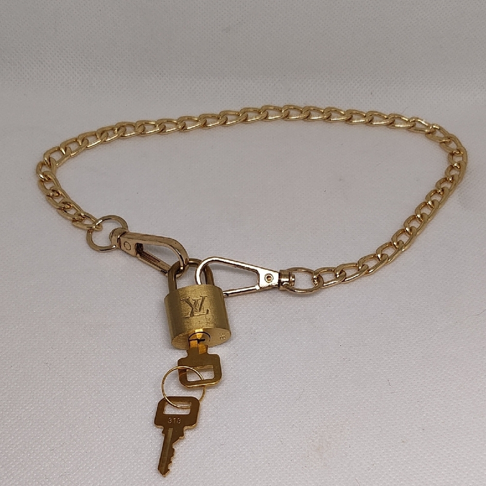 Classic Gold Chain Lock With 2 Keys Functional Holder - Picture 3 of 6